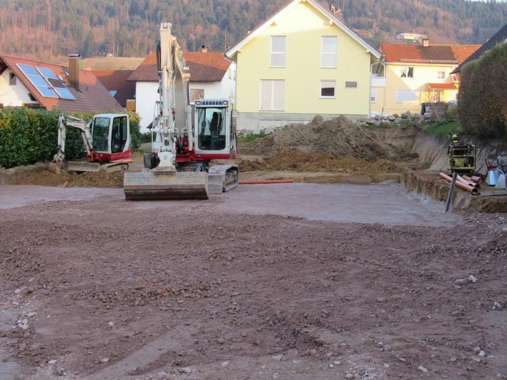 Bagger auf einer vorbereiteten Baustelle mit Erdaushub in Bühl