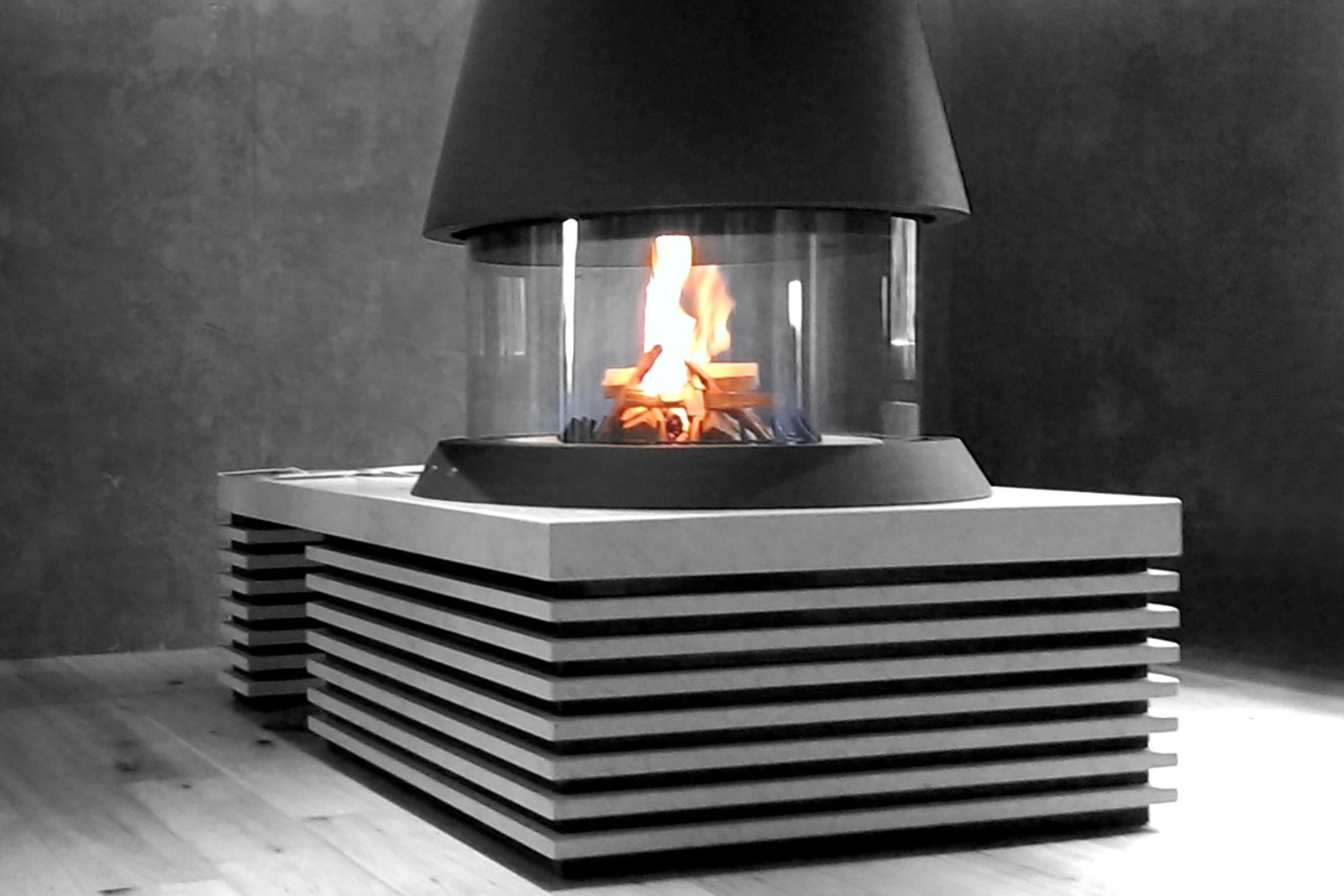 Moderner Kamin als Mittelpunkt eines Wohnraums